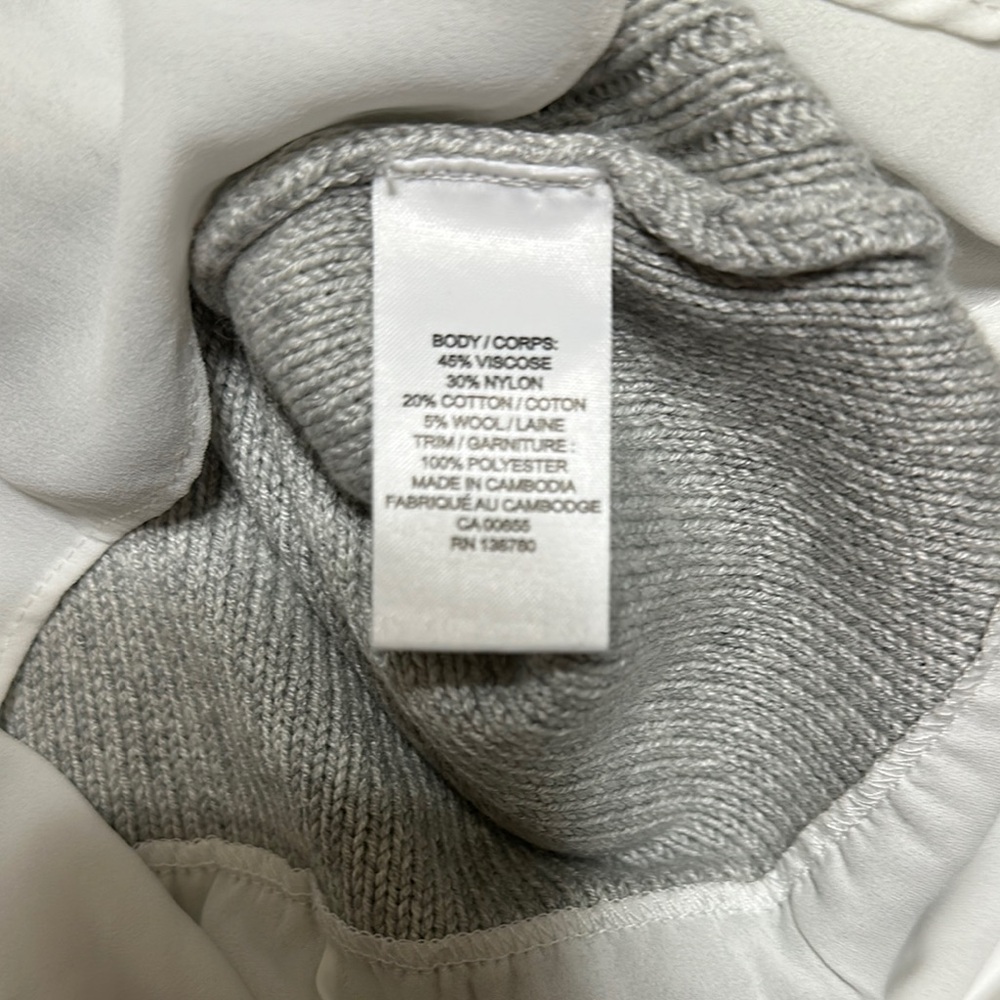 Sz L🇨🇦⭐️NWT RW & CO Camber & Grace Grey Knit Sweater with Pearl Detail - Picture 10 of 10